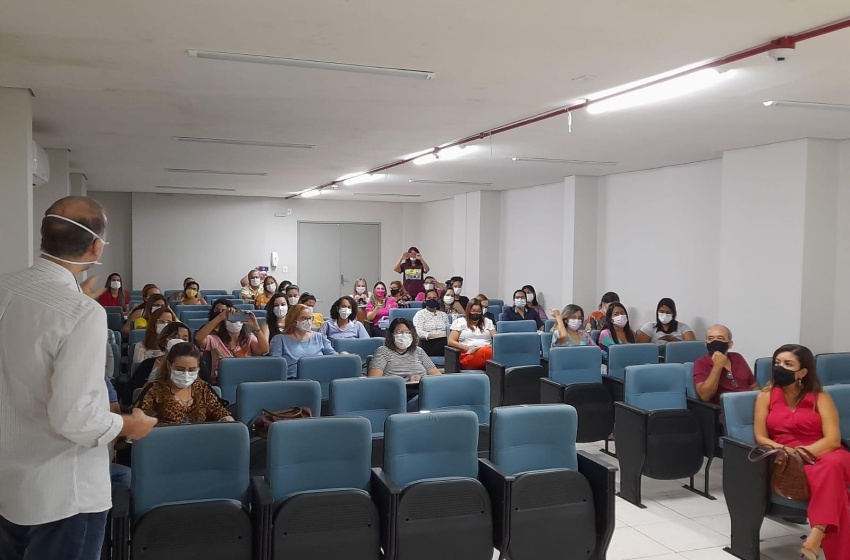 Seminário capacita profissionais de saúde para assistência a adolescentes